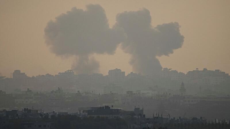 Rauch steigt nach einem israelischen Luftangriff auf den Gazastreifen auf.