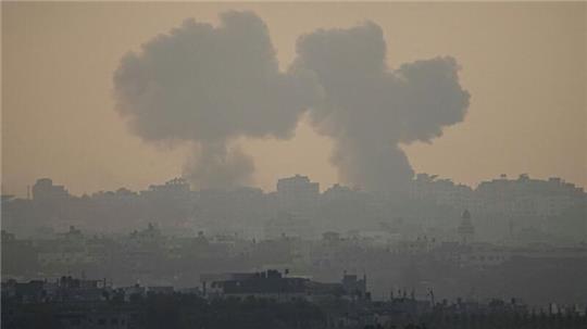 Rauch steigt nach einem israelischen Luftangriff auf den Gazastreifen auf.