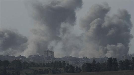 Rauch steigt nach einem israelischen Luftangriff auf den Gazastreifen auf.