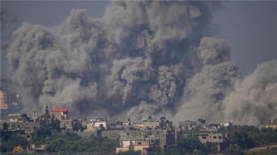 Rauch steigt nach einem israelischen Luftangriff im Gazastreifen auf.