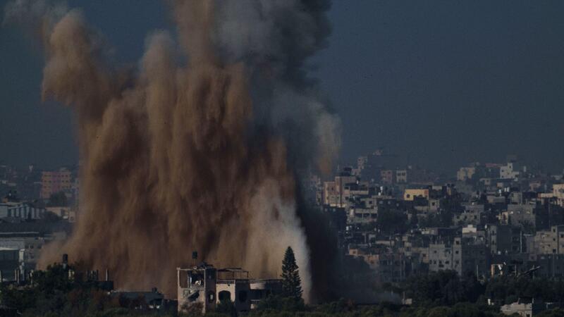 Andere Sicht: Globaler Süden übt Kritik an Israel Rauch steigt nach einem israelischen Luftangriff im Gazastreifen auf, gesehen vom Süden Israels aus.