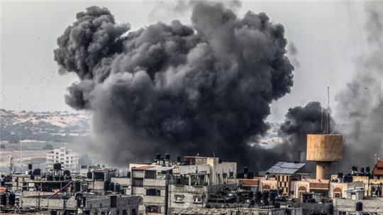 Rauch steigt nach einem israelischen Luftangriff in Rafah auf.