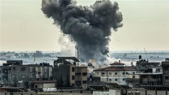 Rauch steigt nach einem israelischen Luftangriff über der Stadt Rafah auf.