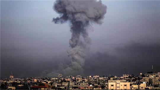 Rauch steigt nach einem israelischen Luftangriff über der Stadt Chan Junis im Gazastreifen auf.