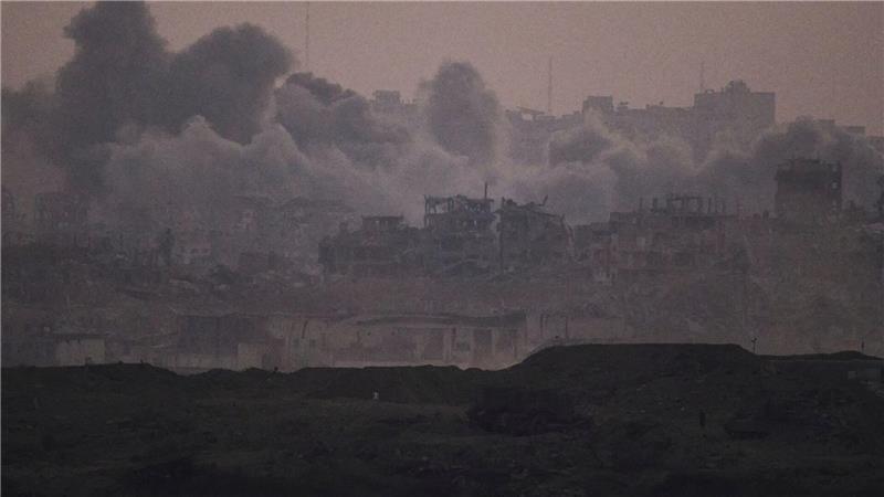 Bilder des Tages Rauch steigt nach einer Explosion während israelischer Luft- und Bodenoperationen im Gazastreifen auf.