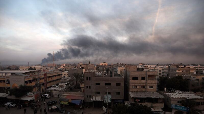 Umweltschützer: Israel will Palästinenser „eliminieren“ Rauch steigt nach israelischen Angriffen über Chan Junis im Gazastreifen auf.