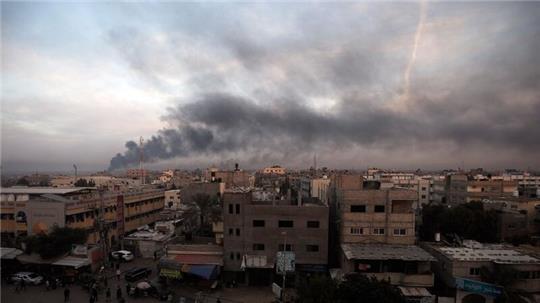 Rauch steigt nach israelischen Angriffen über Chan Junis im Gazastreifen auf.