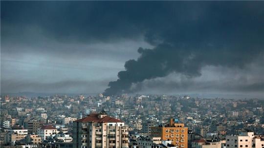 Rauch steigt nach israelischen Luftangriffen im Gazastreifen auf. Der Konflikt geht Jahre zurück.