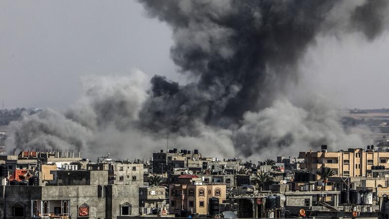 Zwei Hamas-Geiseln frei - „Gipfel für den Frieden“ in Kairo Rauch steigt nach israelischen Luftangriffen über Gebäuden in Rafah auf.