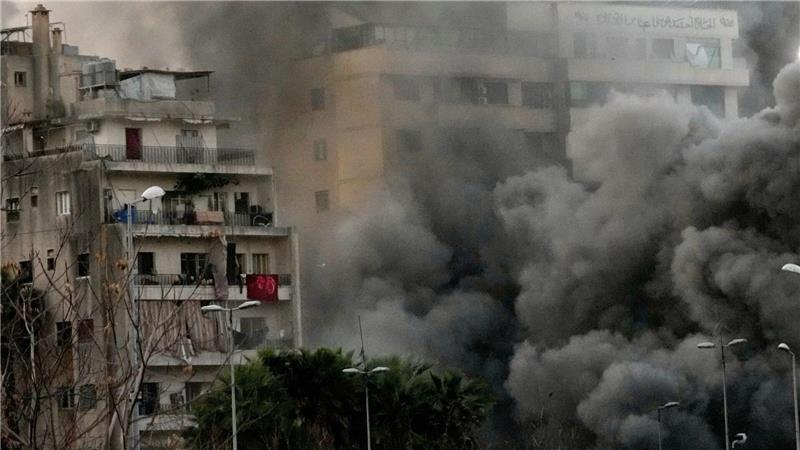 Rauch steigt von einem Gebäude auf, das von einem gezielten israelischen Angriff im Zentrum von Beirut getroffen wurde.