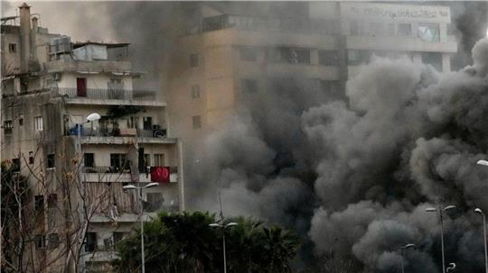 Rauch steigt von einem Gebäude auf, das von einem gezielten israelischen Angriff im Zentrum von Beirut getroffen wurde.
