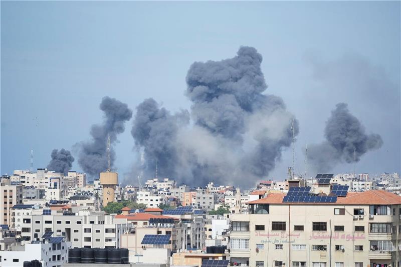 Großangriff der Hamas auf Israel - Mehrere hundert Tote Rauch steigt von einer Explosion auf, die durch einen israelischen Luftangriff im Gazastreifen verursacht wurde.