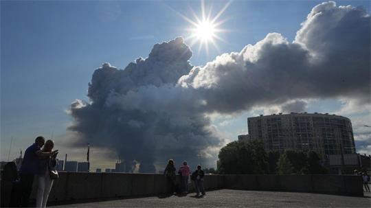 Rauch über St. Petersburg nach einem Drohnenangriff auf ein dortiges Lager des Online-Händlers Wildberries. (Archivbild)