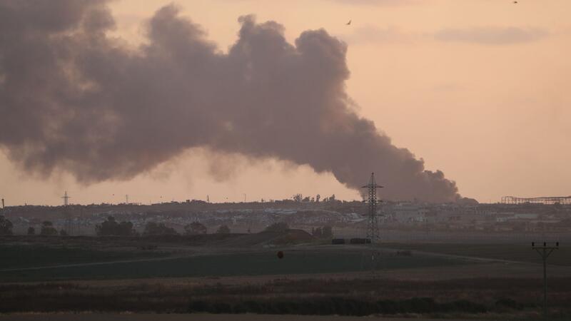 Experten warnen Israel vor „ewigem Krieg“ in Gaza Rauch über dem Gazastreifen: Israel hat angekündigt, weitere Truppen nach Rafah zu entsenden.