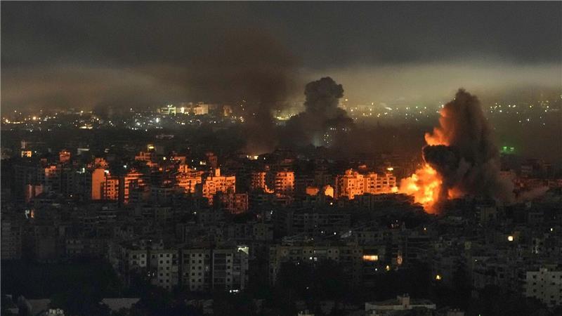 Rauch und Flammen steigen auf nach einem israelischen Luftangriff in Dahija, den südlichen Vororten von Beirut.