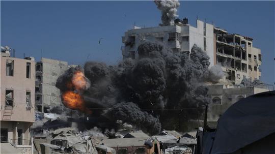 Rauch und Flammen steigen nach einem israelischen Militärschlag auf ein Gebäude in der Stadt Gaza auf.
