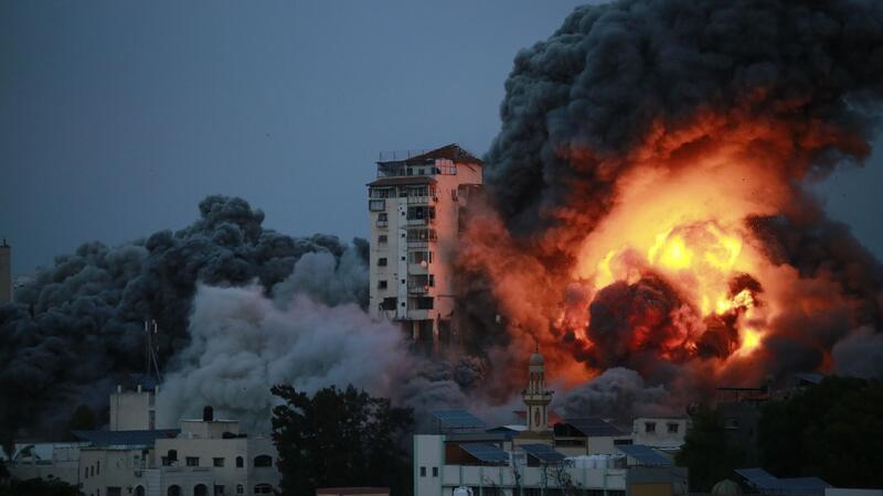 Rauch und Flammen steigen über Gaza-Stadt auf, nachdem israelische Streitkräfte ein Hochhaus angegriffen haben.