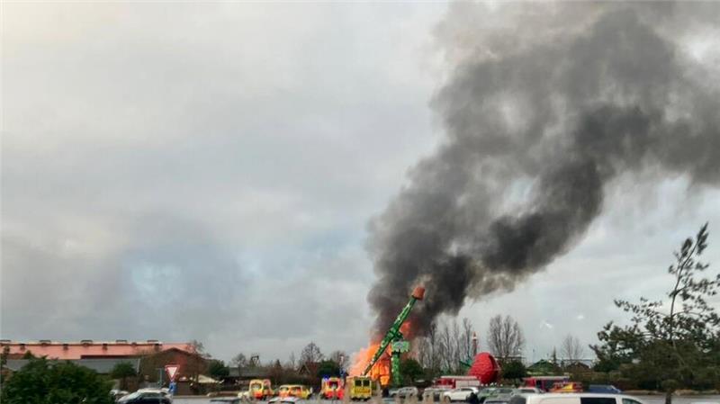 Rauch und Flammen von einem Brand sind an der Traktorbahn in «Karls Erlebnis-Dorf» zu sehen.