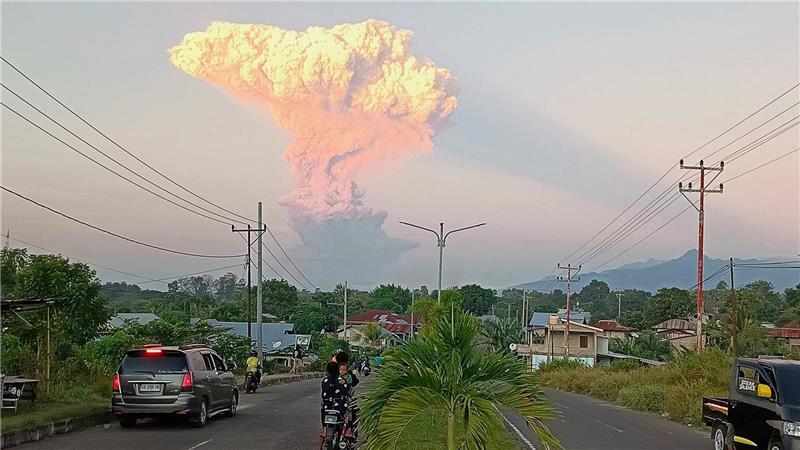 Rauch und vulkanisches Material steigen während eines Ausbruchs vom Vulkan Lewotobi Laki-laki in Indonesien auf.
