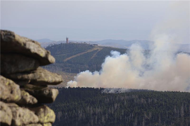 Rauchsäulen steigen am Brocken auf.