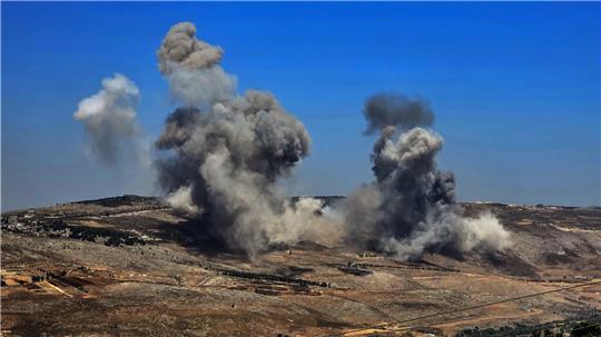 Rauchschwaden nach israelischen Angriffen auf Gebiete im Südlibanon, die angeblich auf pro-iranische Hisbollah-Stellungen am Rande der südlibanesischen Stadt Nabatijeh abzielten. 