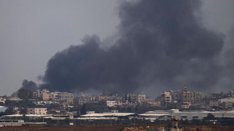 Palästinenser: Mehr als 30 Tote bei Angriffen in Rafah Rauchschwaden steigen nach einer Explosion im Gazastreifen auf.