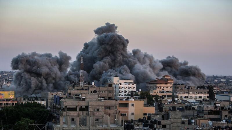 Rauchschwaden steigen nach israelischen Luftangriffen über dem Gazastreifen auf.