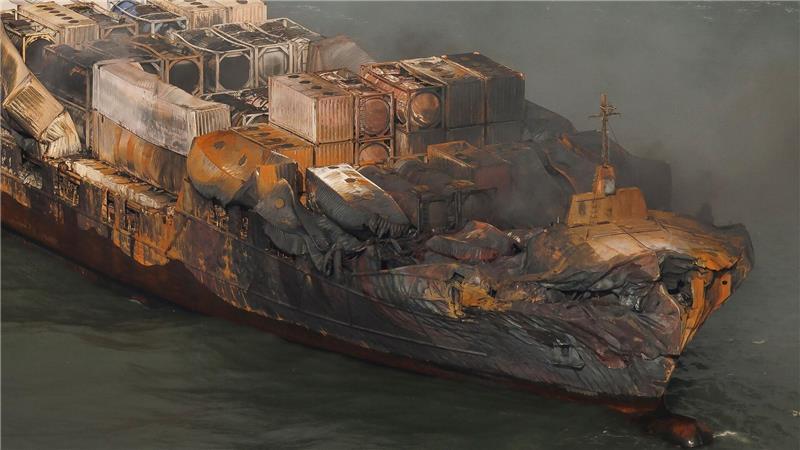 Rauchschwaden steigen vom Frachtschiff MV Solong nach der Kollision mit dem Öltanker MV Stena Immaculate auf