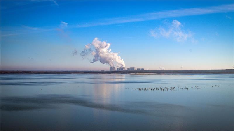 Rauchschwaden vor blauem Himmel: Das Kraftwerk Jänschwalde ist hinter dem Cottbuser Ostsee zu sehen.