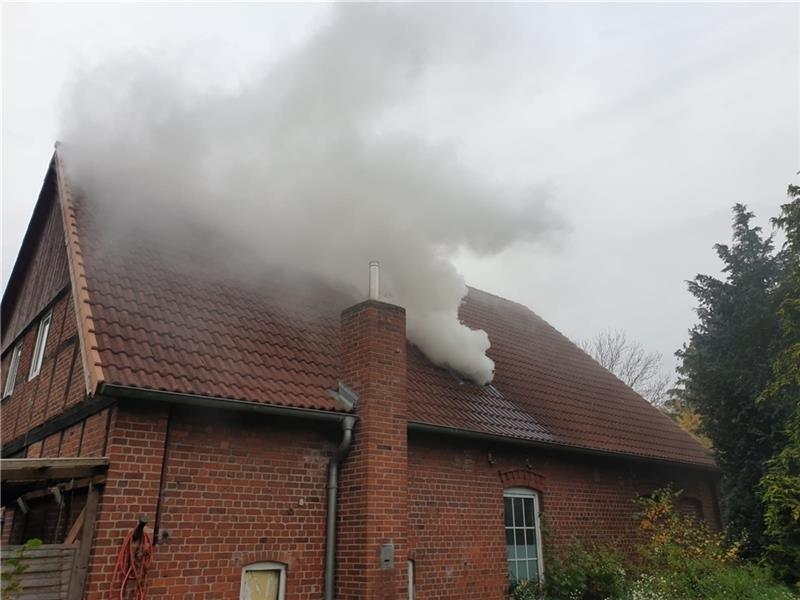 Rauchschwaden ziehen aus dem Wohnhaus. Foto: Waltersdorf