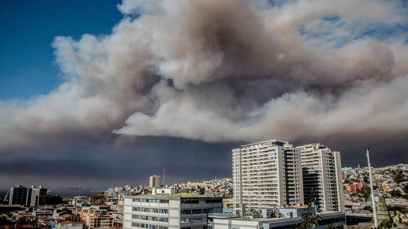 Rauchwolken hängen nach einem Großbrand in der Luft über Viña Del Mar.