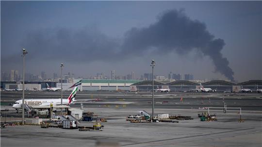 Rauchwolken nahe dem Flughafen von Dubai. In den Vereinigten Arabischen Emiraten saßen infolge des Kriegs im Nahen Osten viele Reisende fest. (Archivbild)