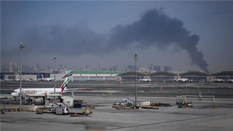 Rauchwolken nahe dem Flughafen von Dubai. In den Vereinigten Arabischen Emiraten saßen infolge des Kriegs im Nahen Osten viele Reisende fest. (Archivbild)