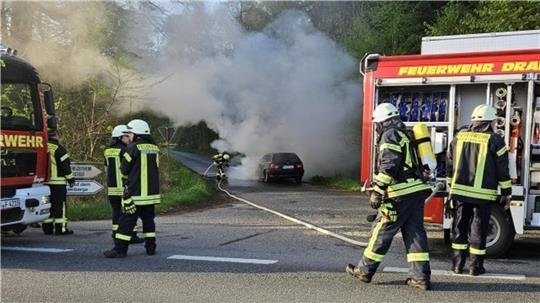 Rauchwolken wabern über dem brennenden Auto in Drangstedt.