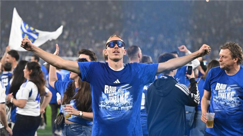 „Rauf geht’s Schalke“ steht auf den Aufstiegs-Shirts von Timo Becker & Co.