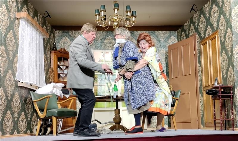 Hornbörger Pannkoken: Gerangel auf der Stechmann-Bühne Rauferei in der guten Stube: Marie (Marlies Schuf) hält ihre Schwester Else (Marlies Ritter) fest, der freundliche Nachbar Oskar (Manfred Sosnowski) hilft. Foto: Lohmann