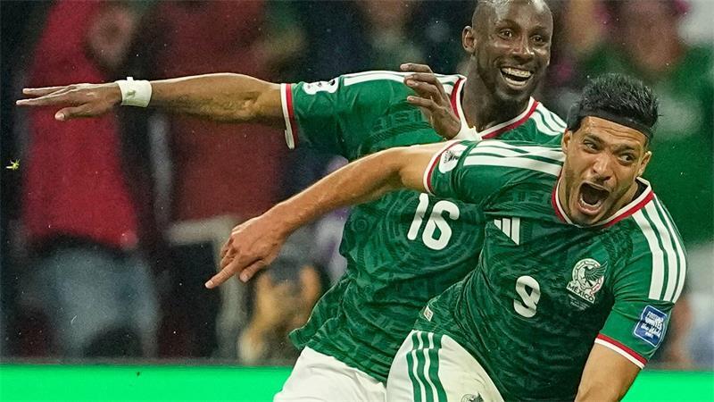 Darauf einen Whiskey: Mexiko nach Rausch-Sieg gegen England Raúl Jiménez (r) traf zum vorentscheidenden 2:0.