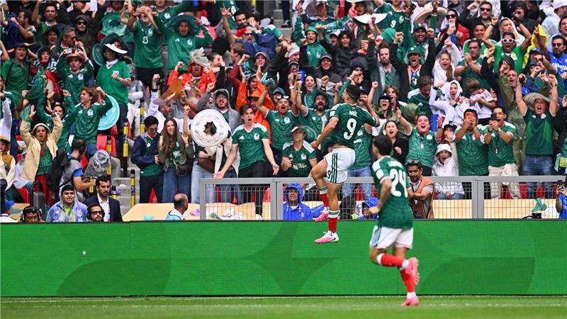 Raúl Jiménez von Mexiko bejubelt sein Tor zum 2:0 beim Eröffnungsspiel zwischen Mexiko und Südafrika im Aztekenstadion in Mexiko-Stadt.