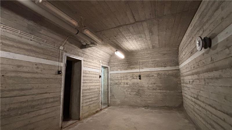 In der Buxtehuder Unterwelt: So sieht es im alten Bunker aus Raum im Inneren des Schutzbunkers der früheren Estetal-Kaserne. Obwohl er nicht geputzt wird, wirkt er sauber und ist frei von Staub. Früher sollen hier Feldbetten gestanden haben.