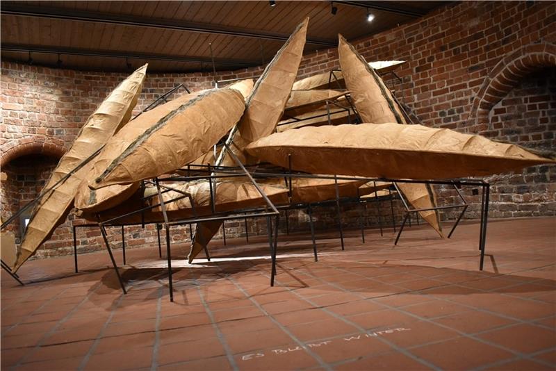 Raumgreifende Installation im Marschtorzwinger mit dem Titel „Es bleibt Winter“.
