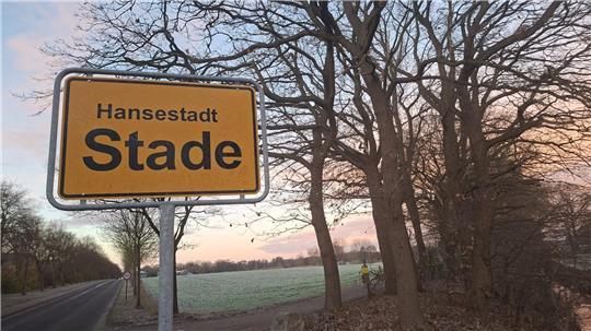 Raureif liegt auf den Feldern in Stade.