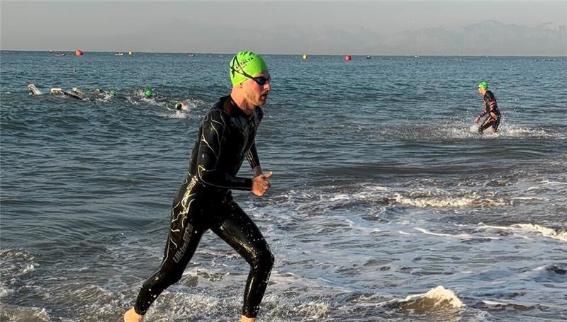 Stader Triathlet feiert Überraschungscoup und qualifiziert sich für WM Raus aus dem Meer. Wie für viele andere Triathleten auch ist das Schwimmen nicht gerade seine Lieblingsdisziplin.