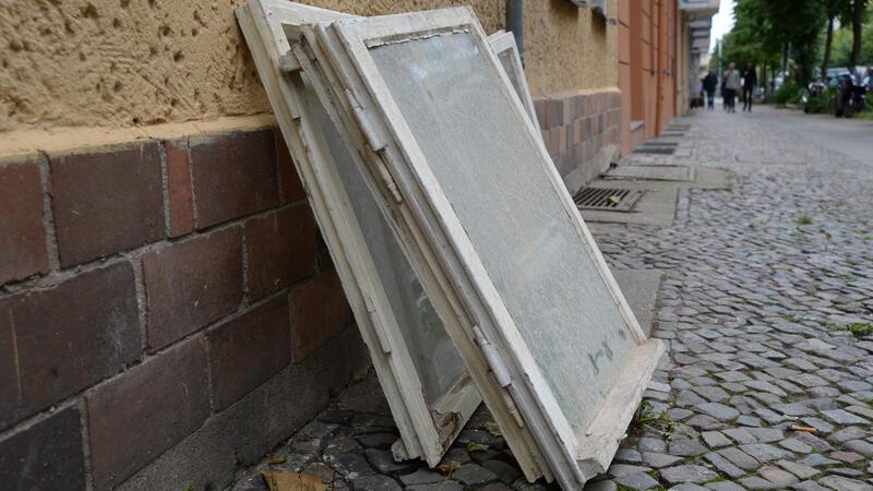 Raus damit: Fenster, die vor 1995 eingebaut wurden, gelten heute als wenig energieeffizient.