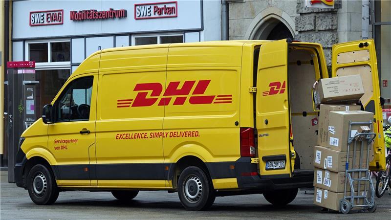 Raus mit den Paketen und ab zu den Empfängern: ein DHL-Transporter im Einsatz. (Archivbild)