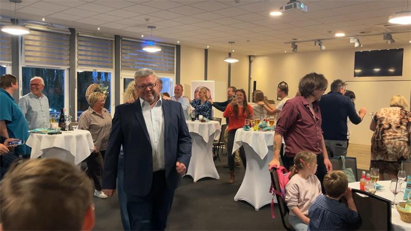 Erleichterter Wahlsieger in Buxtehude – doch jetzt wird es kompliziert Rauschender Empfang für den Wahlsieger in Höft’s Markthaus: Ralf Dessel führt die Polonaise an.