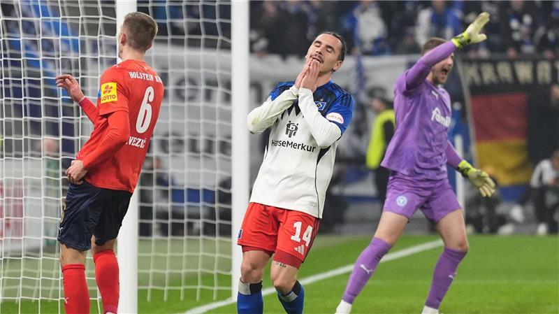 Elfmeter-Krimi: Zweitligist Kiel wirft HSV aus Pokal Rayan Philippe vom HSV fasst sich ins Gesicht.