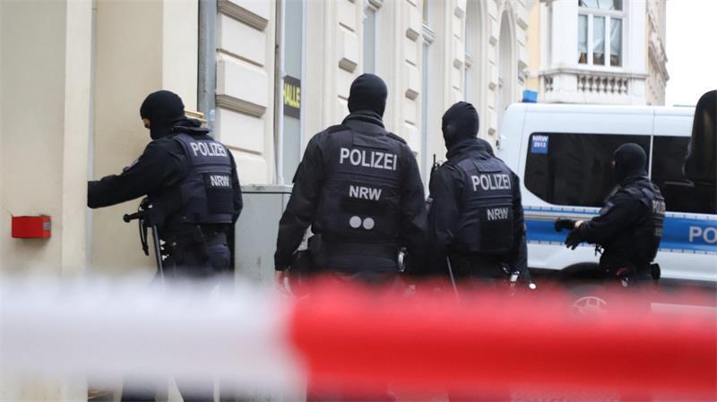 Razzia gegen mutmaßliche Waffenhändler: Zehn Festnahmen Razzia am Morgen: Am Donnerstag waren Einsatzkräfte gegen das mutmaßliche Netzwerk vorgegangen. (Archivbild)