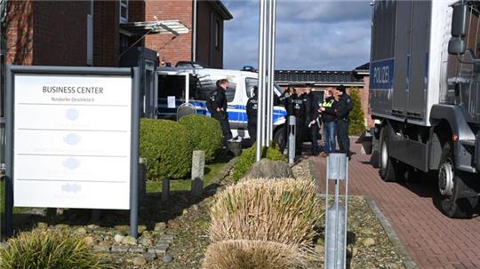 Razzia bei der Drochterser Verbrauchergenossenschaft CoNet im Februar 2024. Insgesamt gibt es Gläubiger-Forderungen von mehr als 20 Millionen Euro.