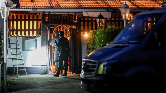 Razzia gegen Hells Angels: 1.200 Polizisten durchsuchen Clubheim in Hilden