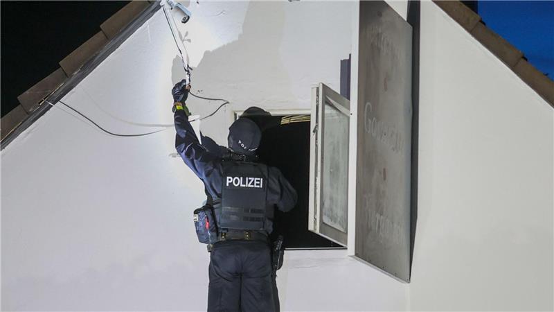 Razzien gibt es in Wohnungen und Geschäftsräumen von Vereinsmitgliedern und Unterstützern, etwa in Hilden.